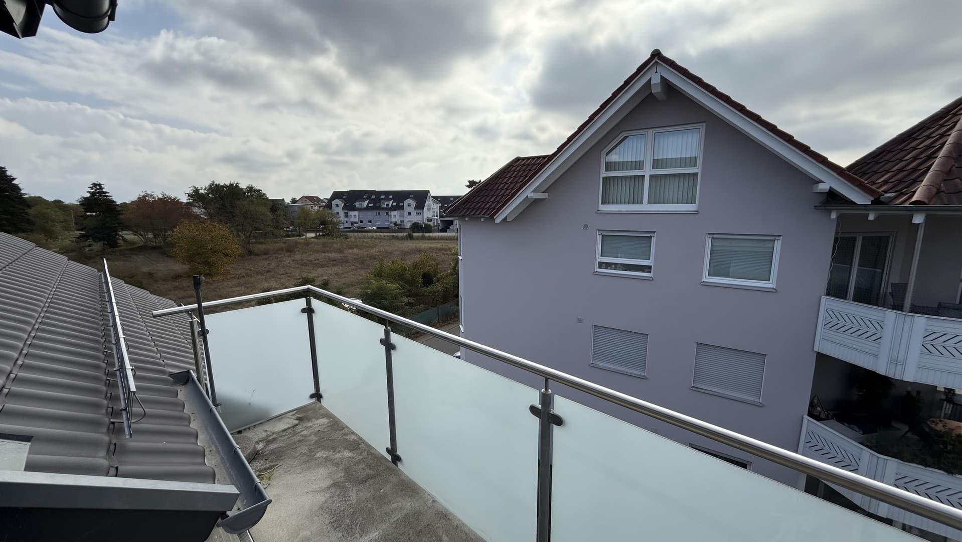 Frisch renoviert & Fernwärme: 2-Zimmer-DG-Wohnung mit Südbalkon und Feldblick in Brühl-Rohrhof