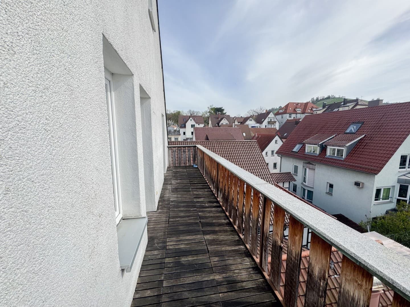 Helle und großzügige 3,5-Zimmer Maisonettewohnung mit EBK und Balkon!