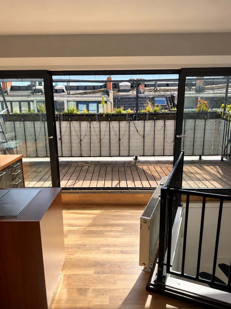Dachgeschoss-Maisonette in Friedrichshain – sonnige Südterrasse, Kamin und viel Charme