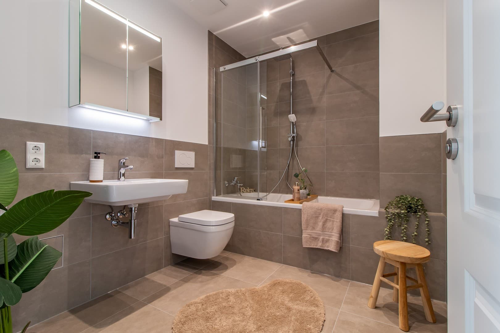 Erstbezug nach Modernisierung: Wohntraum mit Wellness-Bad, Balkon, Gäste-WC, Garage in Top-Lage