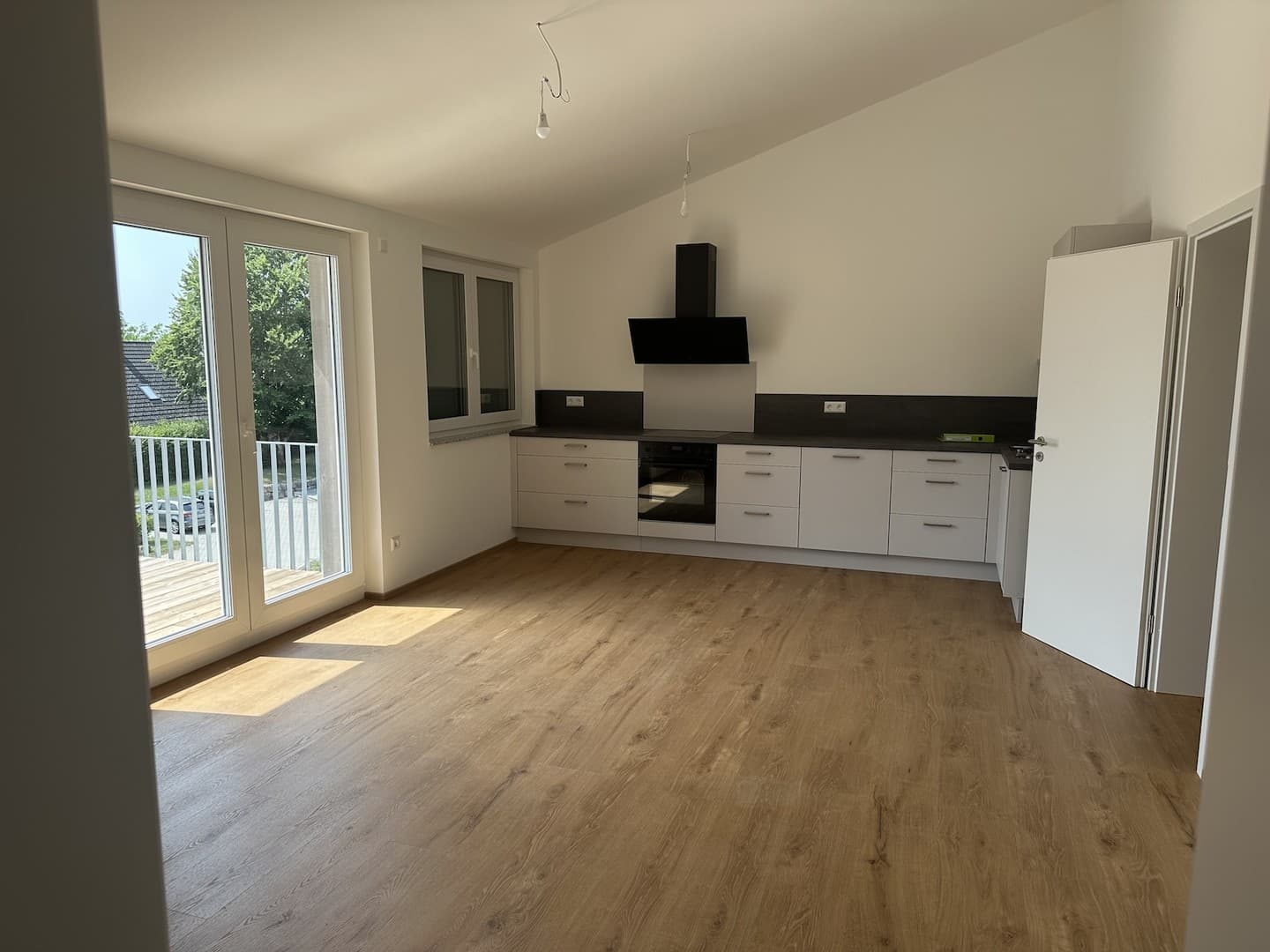 ERSTBEZUG – Hochwertige 4-Zimmer-DG-Wohnung mit großem Balkon – Effizienzhaus 40 in Friesenhofen