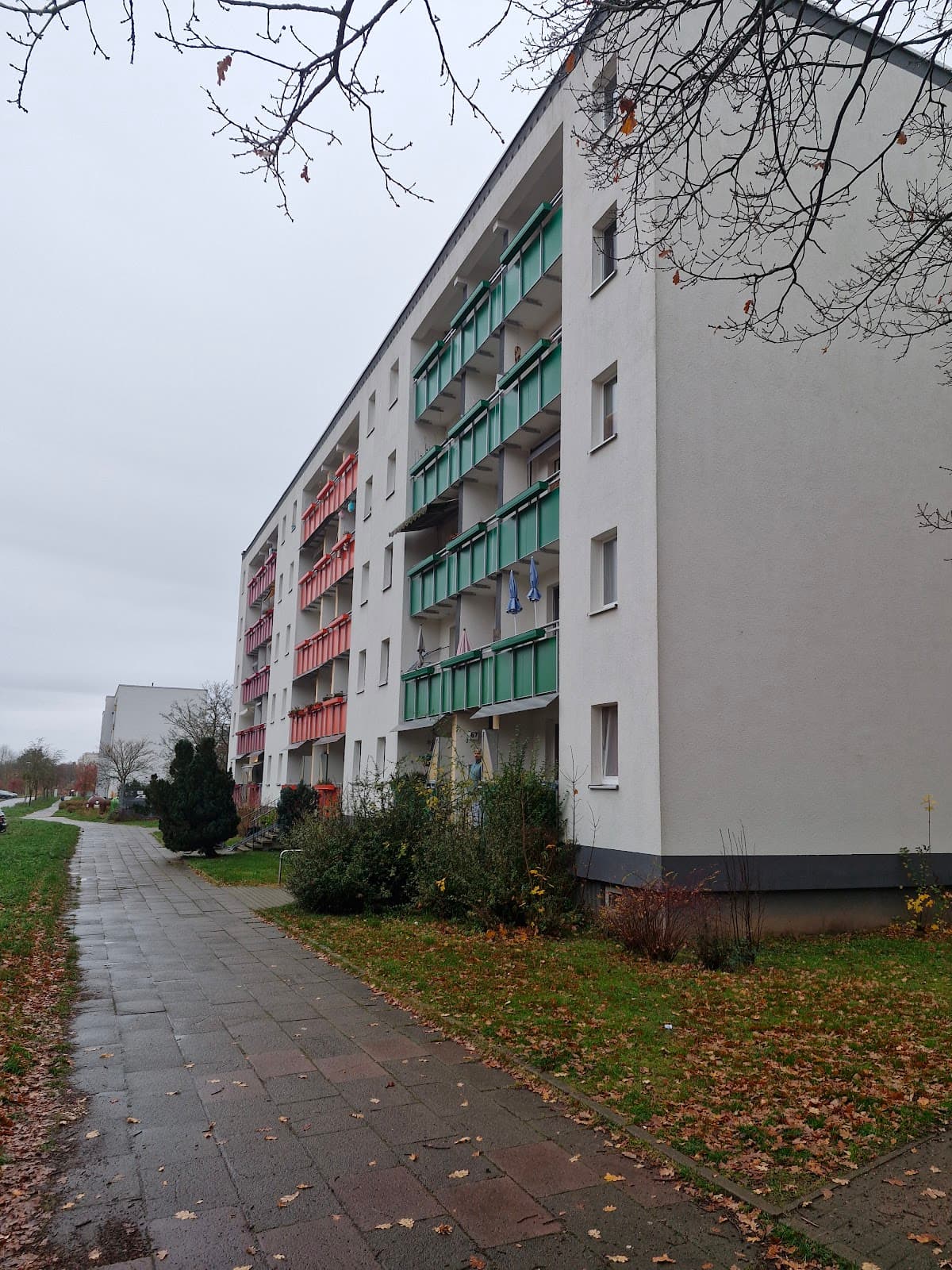 Schöne 4-Raum Wohnung mit Balkon ab September 2026 zu vermieten.