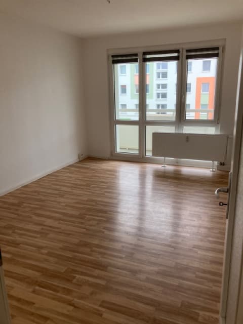 Frischsanierte Erdgeschosswohnung mit Balkon, Tageslichtbad und Dusche am Rand von Gera-Lusan