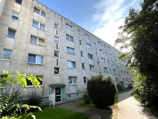 3-Raum Wohnung mit Badewanne und Balkon