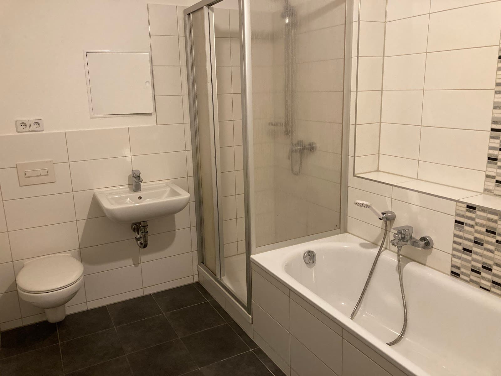 Komfortabel & citynah: Erdgeschosswohnung mit Wanne und Dusche plus Balkon.