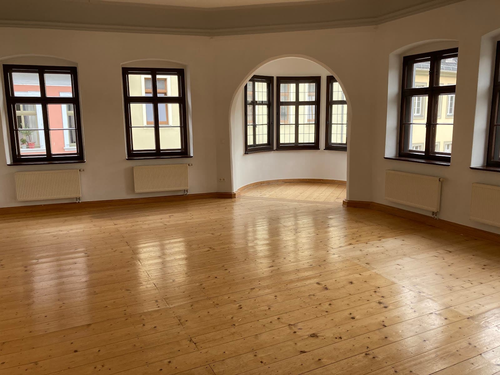 Altbaujuwel mit Erker, Stuckdecken und Holzdielen – zentral für Paare & Familien.