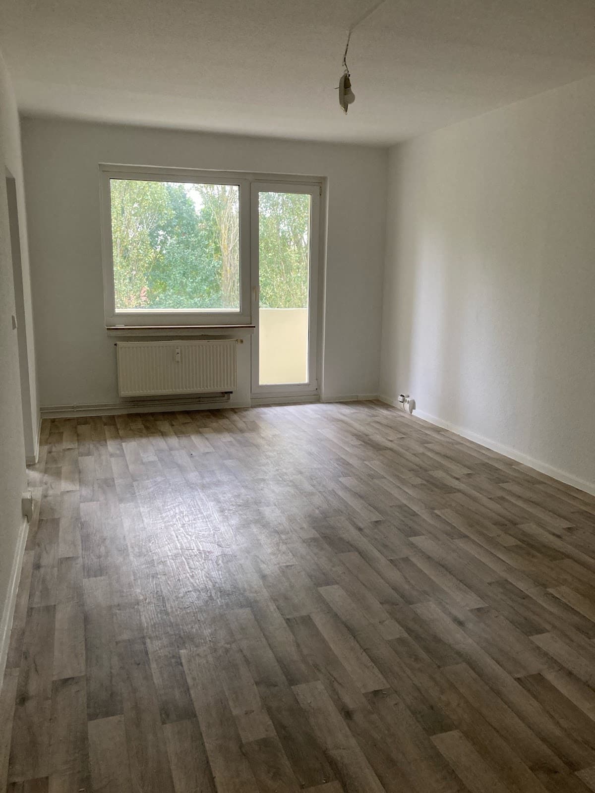 Renovierte 3- Zimmer Wohnung mit Blick ins Grüne!