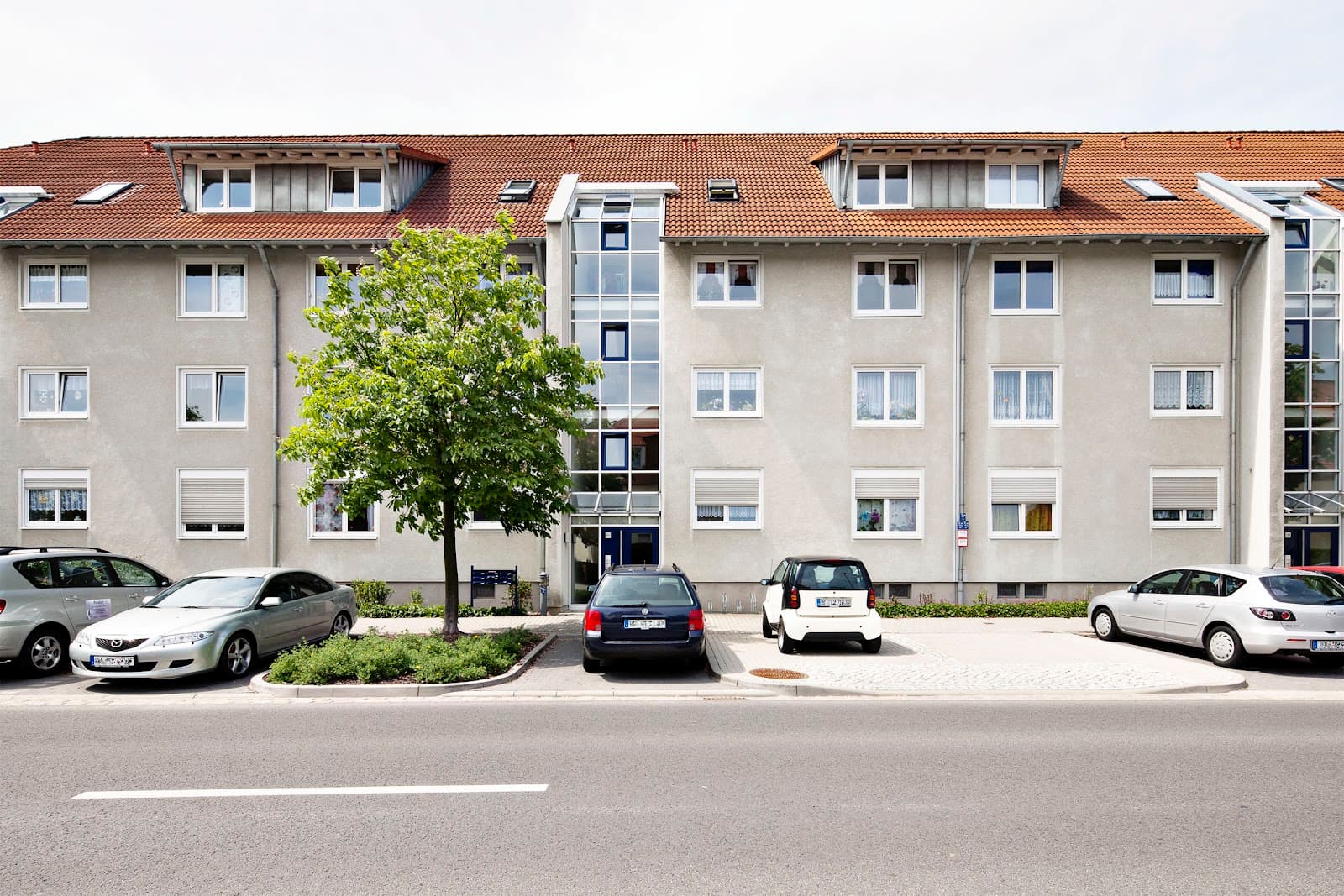 Geräumige 3-Zimmer-Wohnung mit eigener Terrasse und Gartenanteil zur Nutzung.
