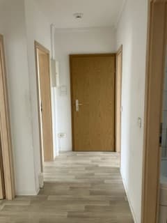 Neuer Glanz auf gemütlichen Quadratmetern: Lichtdurchflutete 3-Raumwohnung mit Balkon