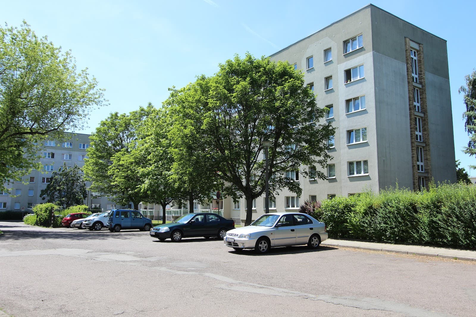 Familienfreundliches Wohnen: Balkon, moderne Küche und ruhige, grüne Umgebung