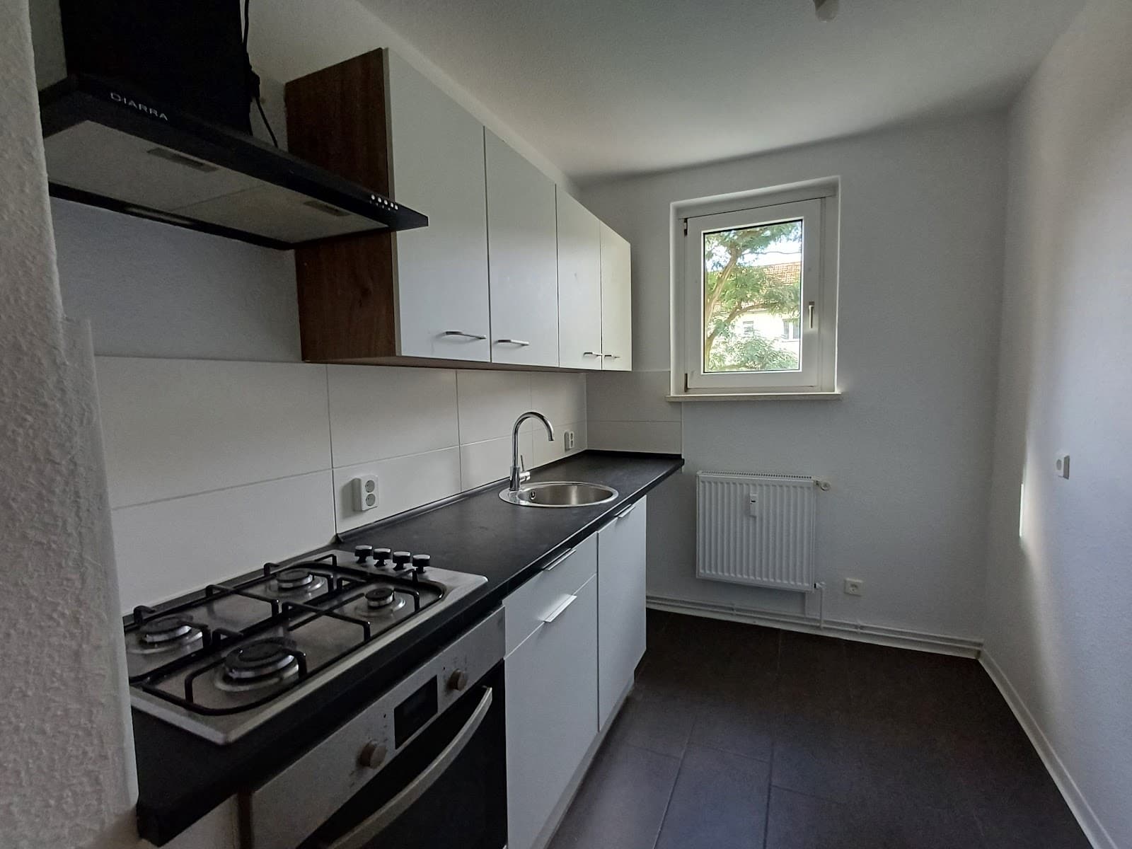 Gemütlich 2-Raumwohnung mit Einbauküche - 2. OG links