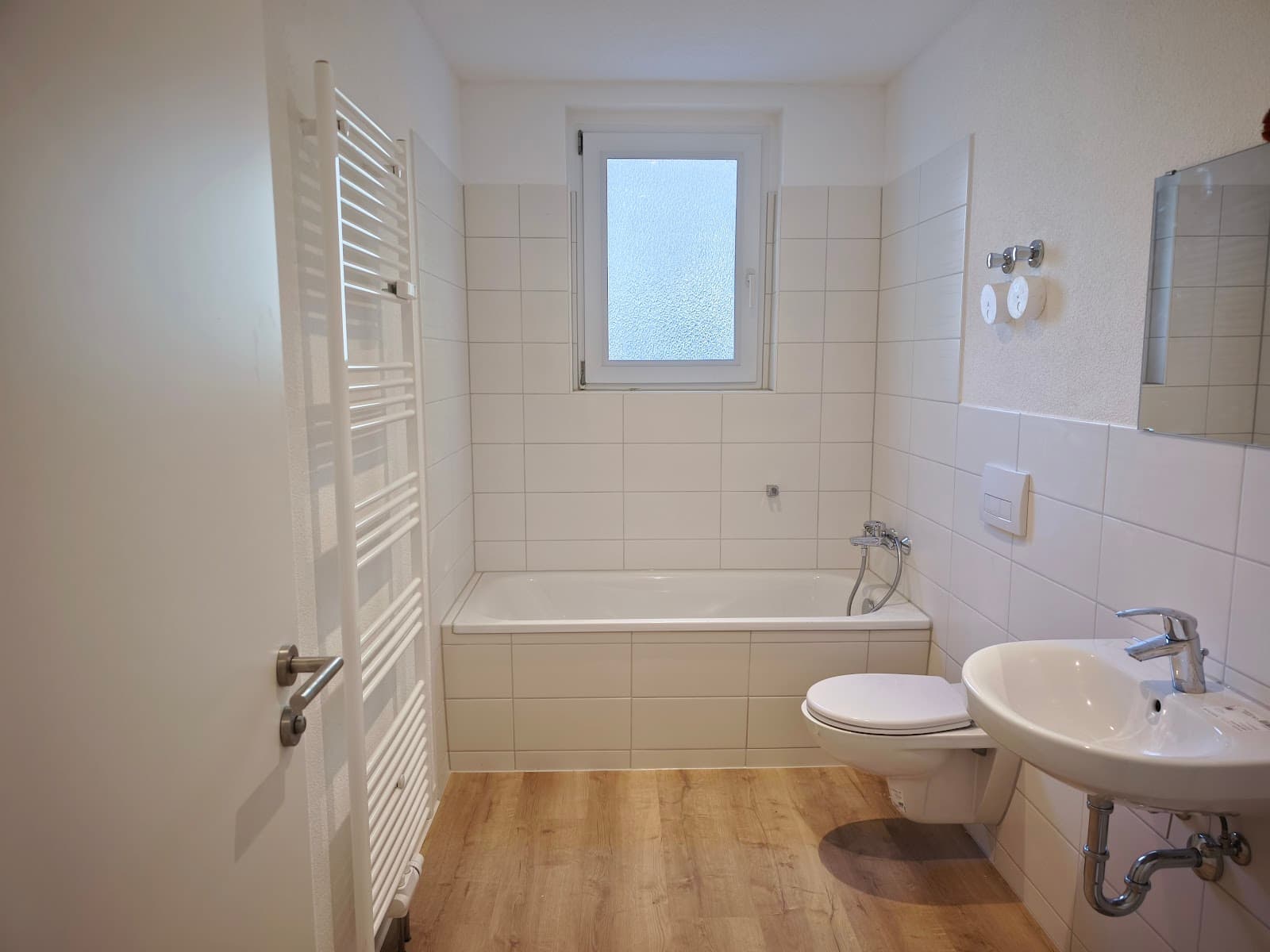 Komplett erneuert: Stilvolle 2-RW mit Balkon im ruhigen Merseburg-Süd