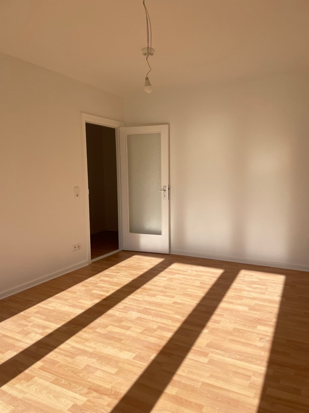 Frisch renoviert! 2 Zimmer Wohnung mit Terrasse sucht Sie!