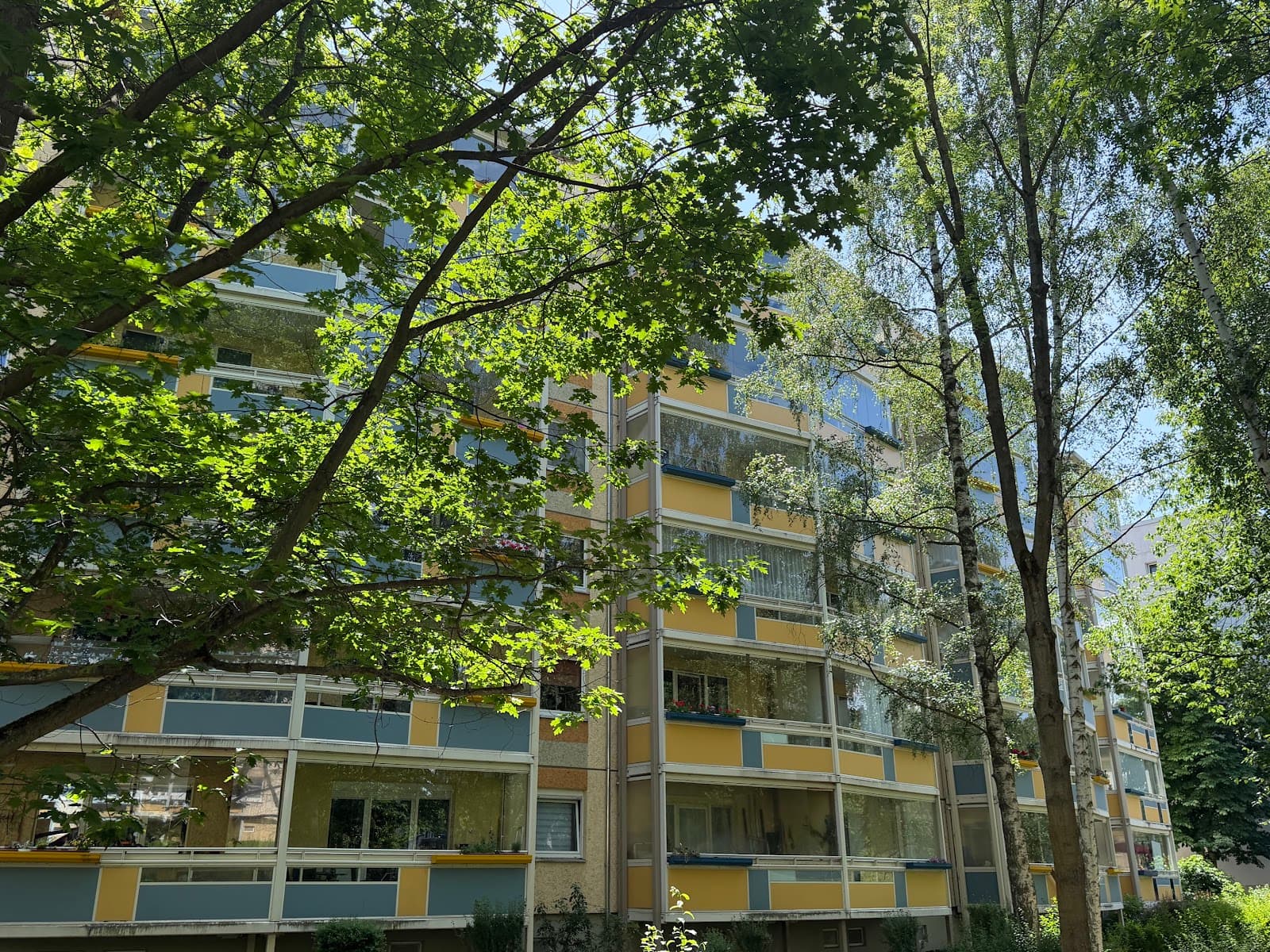 Echtes Schmuckstück. Helle Wohnung mit großem verglasten Balkon in ruhiger Lage.
