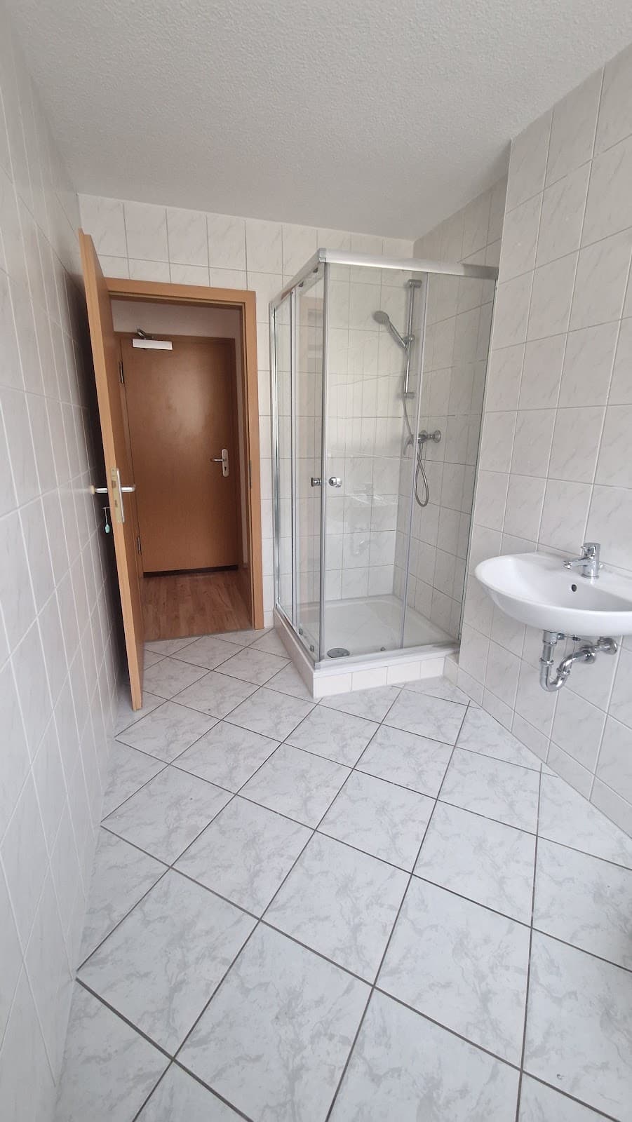 2 Zimmer mit Balkon und Dusche