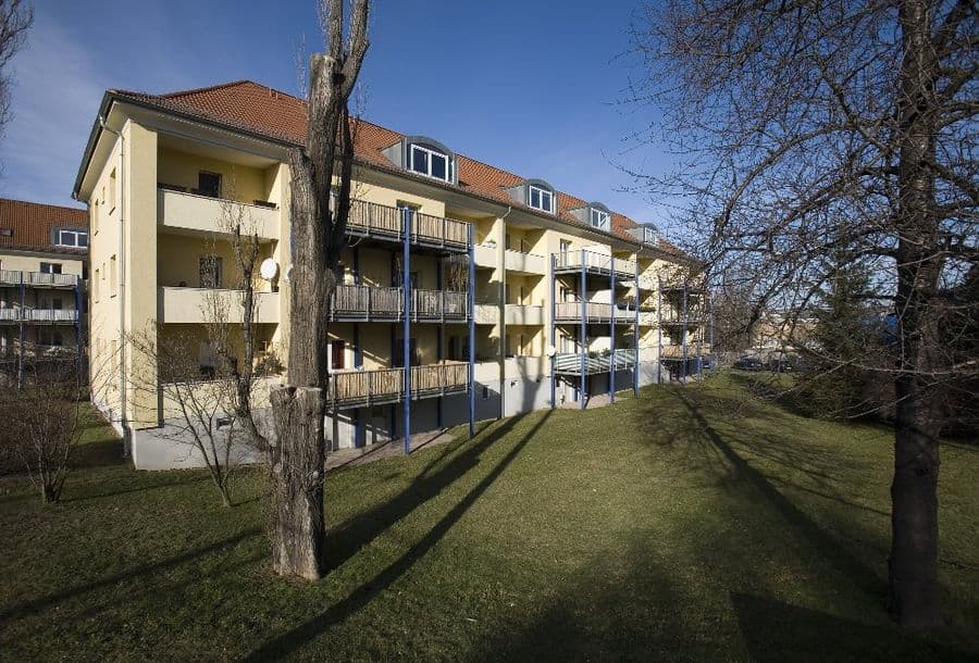Geräumige 2-Raum-Wohnung mit hellem Wohnzimmer.