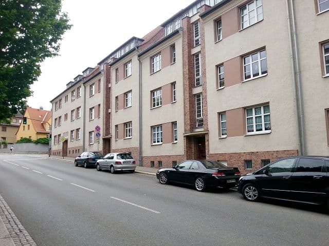 Wohnen im Grünen: Komfortable Wohnung mit Balkon, Keller und Nähe zu Einkaufsmöglichkeiten
