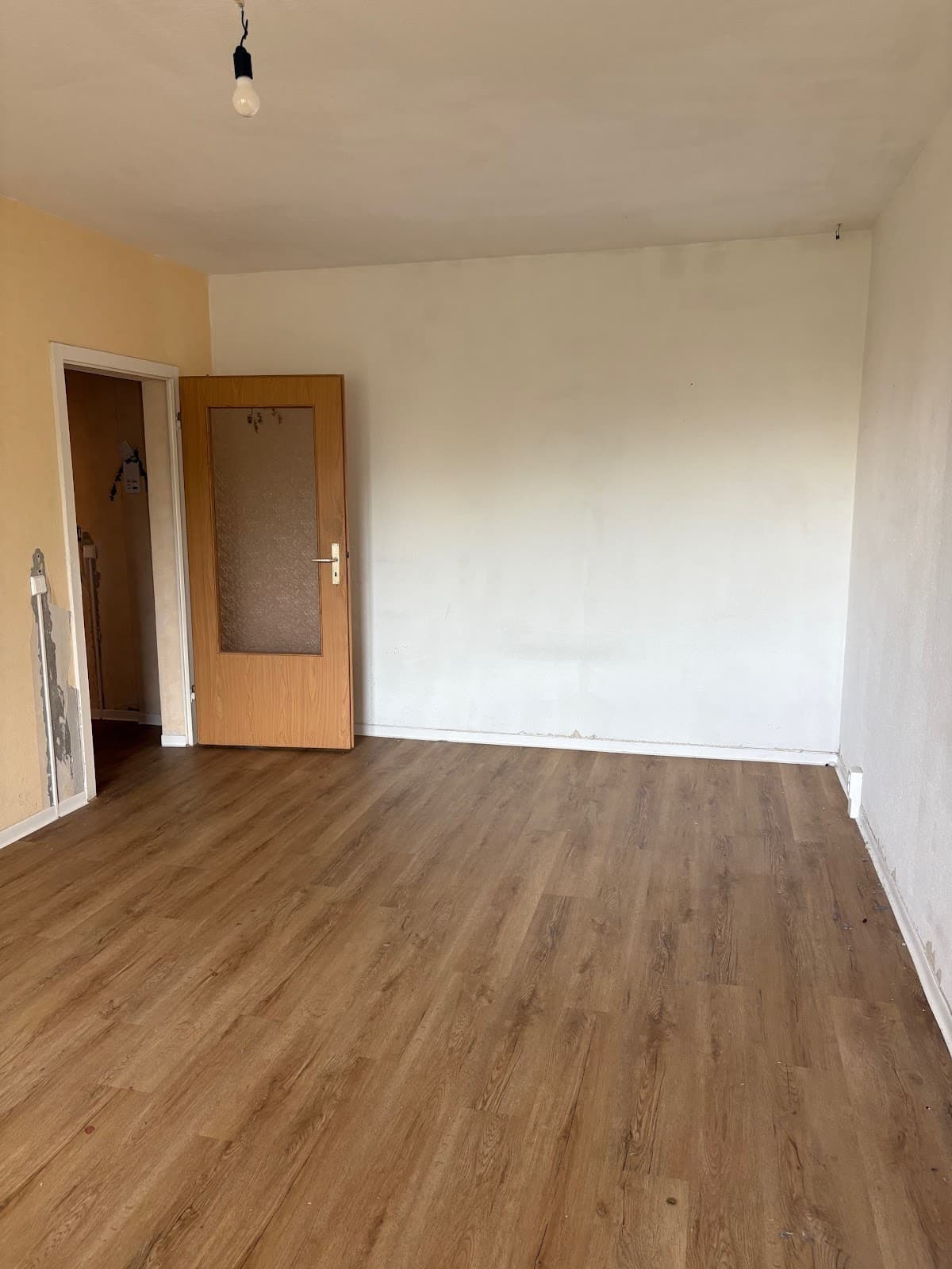 Renovierungsbedürftige 2- Zimmer Wohnung * 6.2 *