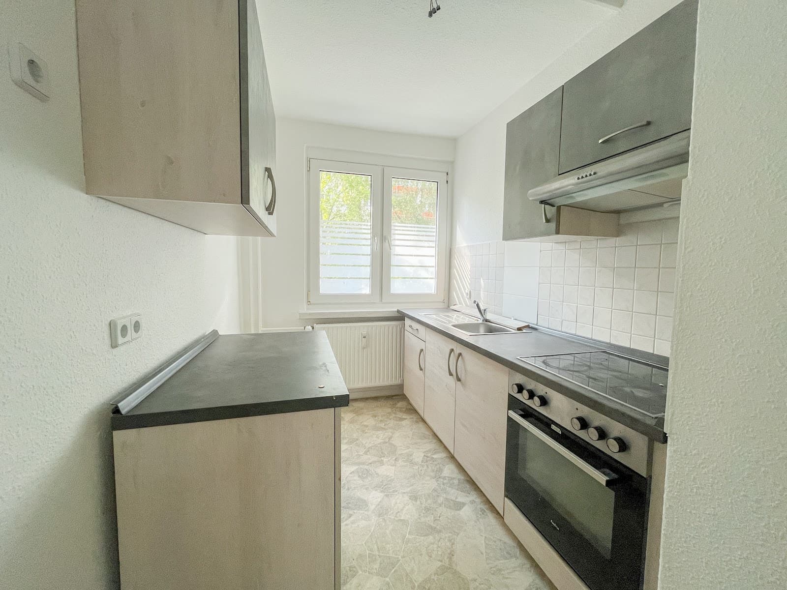 2 Warmmieten geschenkt*: Renovierte Wohnung mit Einbauküche und Markise