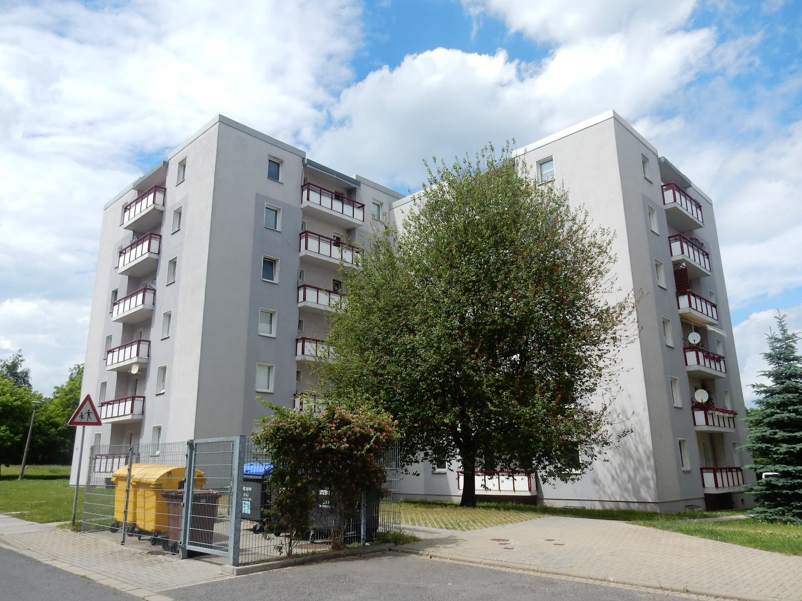 2 Räume - keine Durchgangszimmer - Balkon an der Küche und Sparangebot!*