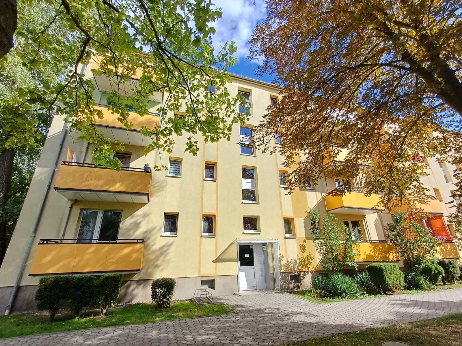 Neu sanierte Wohnung wartet auf neue Mieter - WG-geeignet - 3. OG mitte