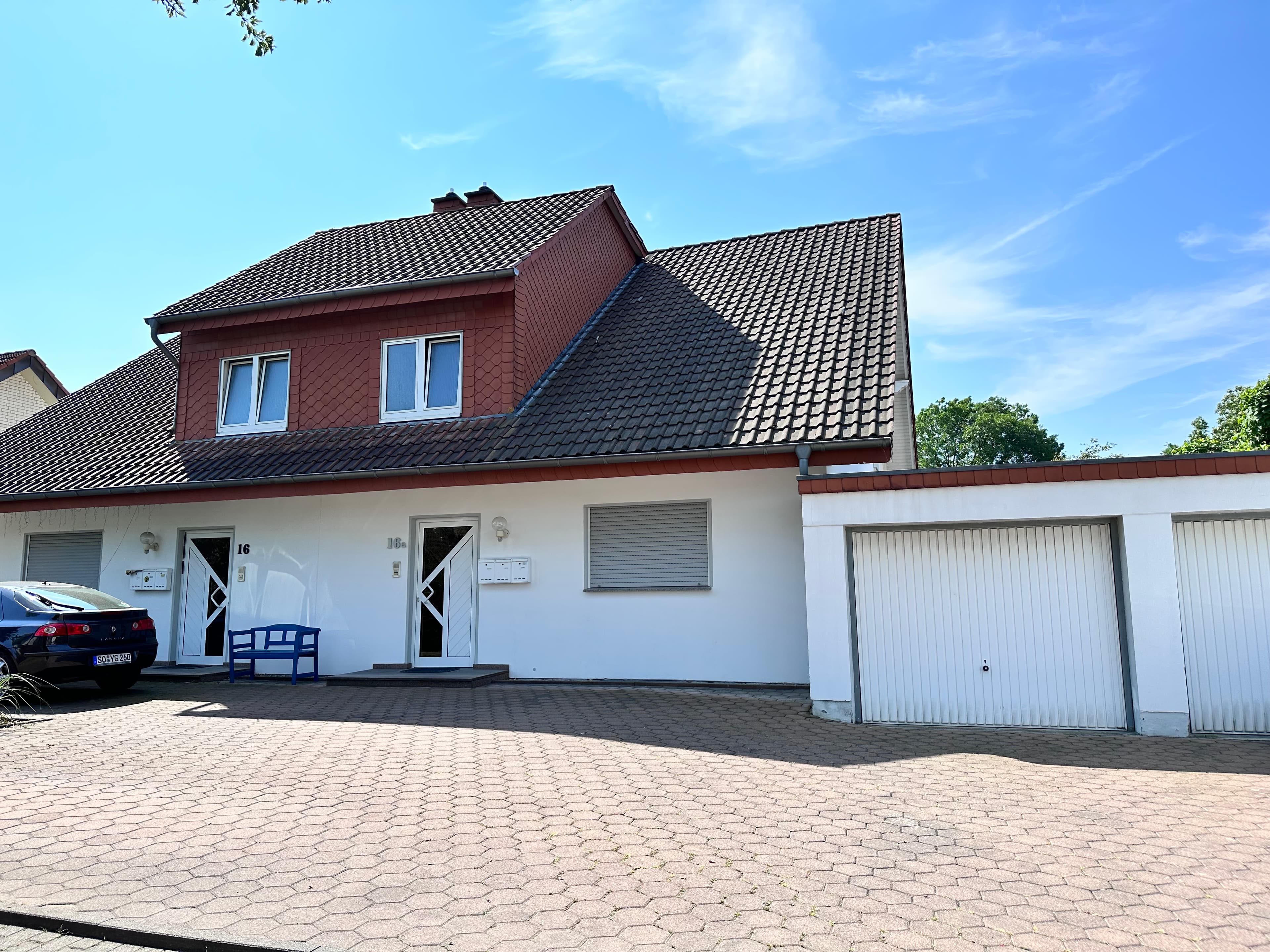 Gepflegtes Mehrfamilienhaus mit drei
Wohneinheiten und zwei Garagen