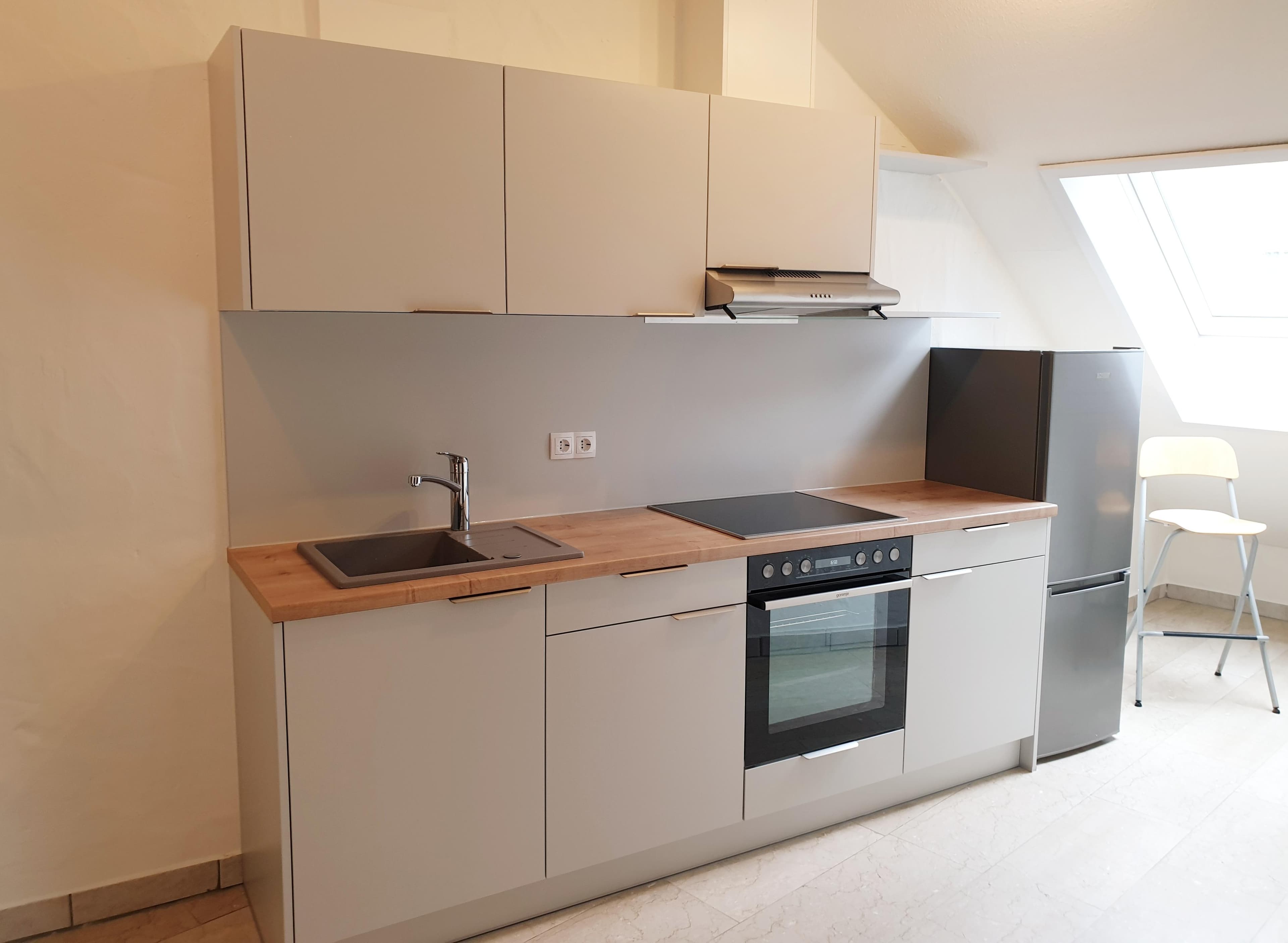 Pfiffig * Bezugsfrei * Modernisiert - Hübsche 2 Zi.-Wohnung im DG !