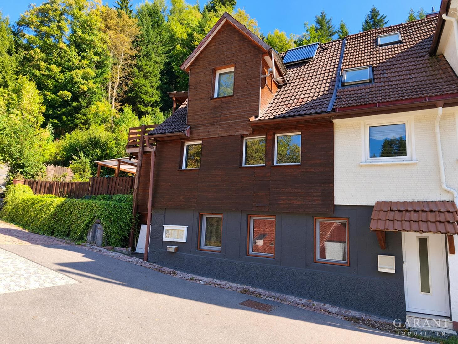 Charaktervolles Wohnhaus mit zwei Wohnungen, Garten und Carport