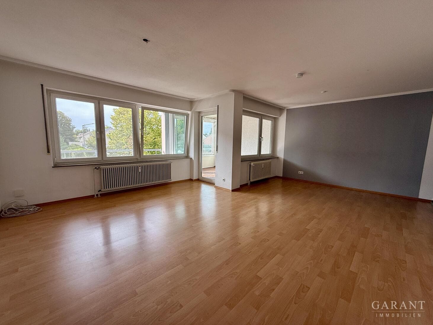 Helle 4 1/2 Zimmer-Wohnung mit Wintergarten und Balkon - in ruhiger Ortsrandlage!