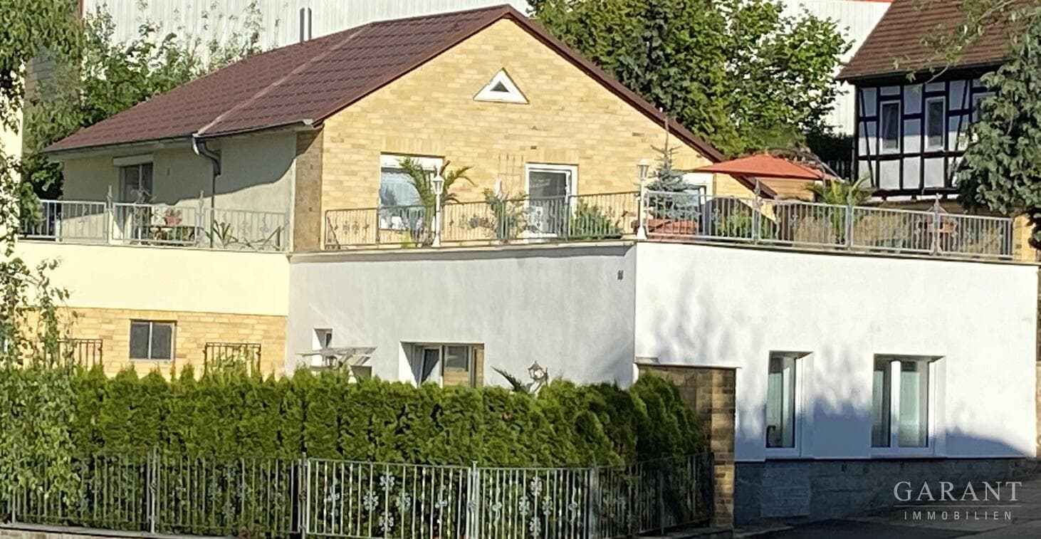 Großes Zweifamilienhaus mit zusätzlichen ebenerdigem Bungalow, Garage und Terrasse in guter Lage