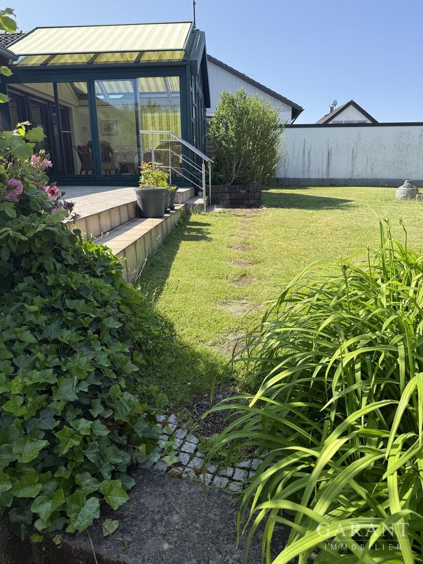 Komfortables Wohnen auf einer Ebene - mit Wintergarten und Garten