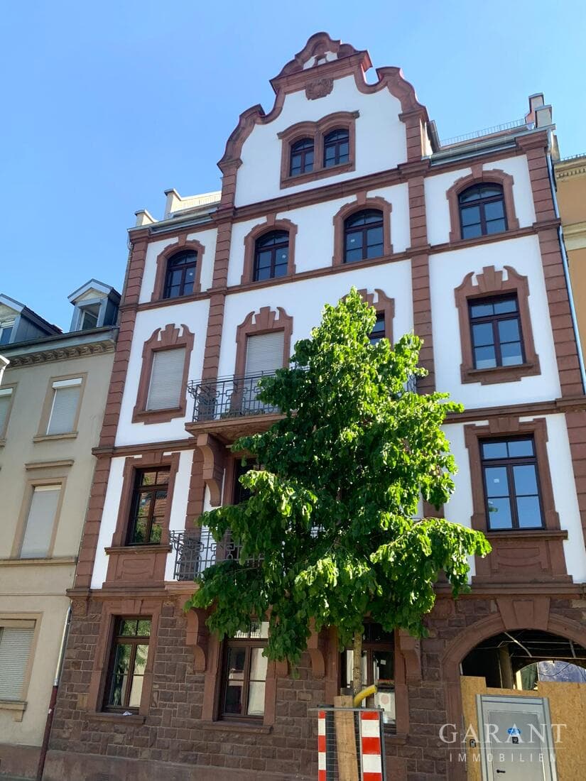 Sanierte Altbau-Wohnung mit Terrasse im Hochparterre