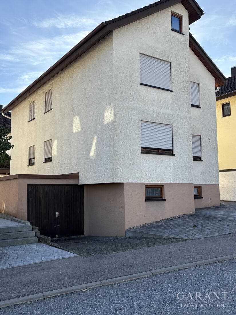 Zentral gelegenes Zweifamilienhaus-Wohnen und Investieren unter einem Dach!