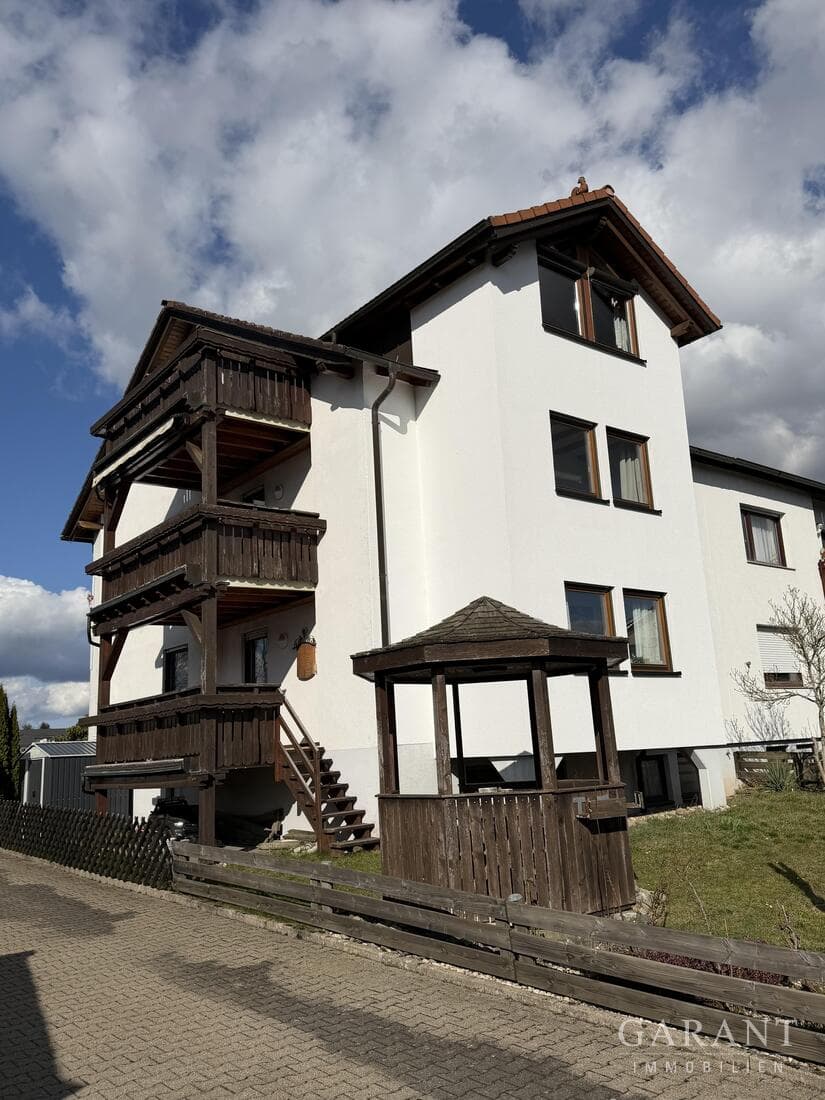 Ihr neues Zuhause! Charmante 3 Zimmer-Dachwohnung mit Balkon und Stellplatz