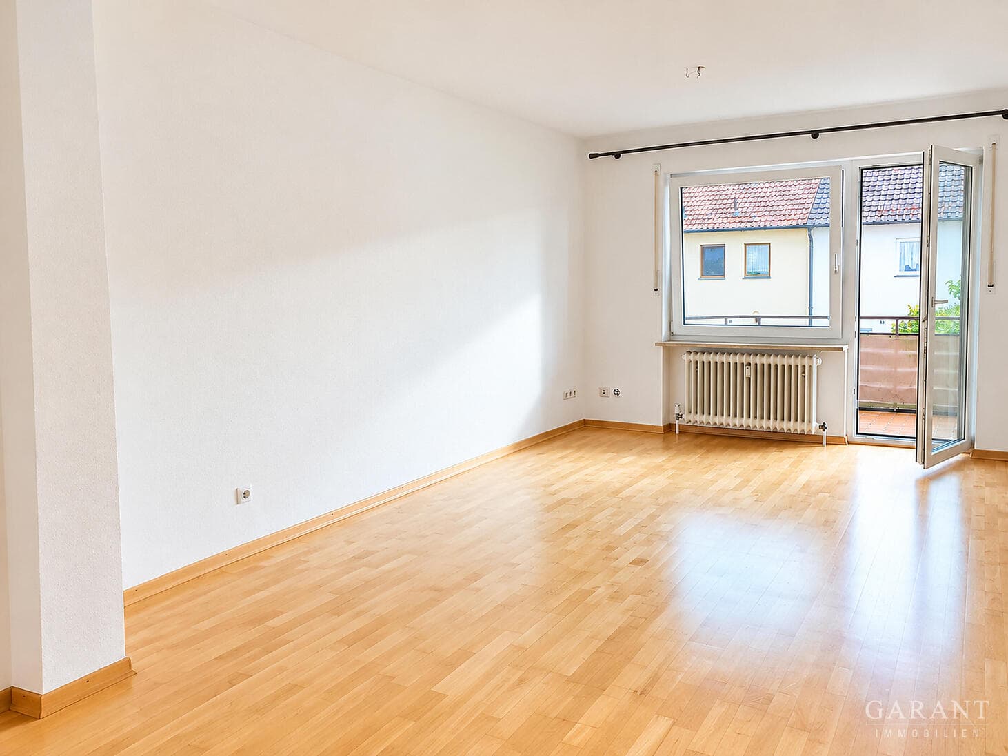 Sofort bezugsfrei: 3-Zimmer plus Hobbyraum und großer Loggia