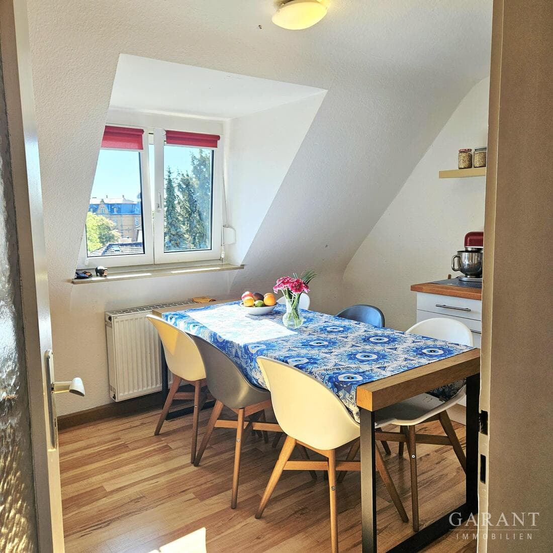 * 3-Zimmer-Dachgeschosswohnung mit Stellplatz *