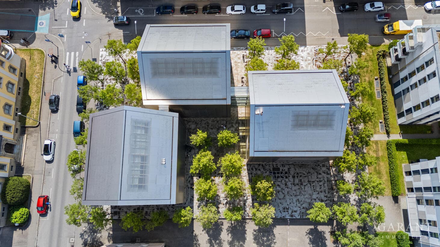 Ein luxuriöses Büro- und Veranstaltungsgebäude mit 29 TG-Stellplätzen