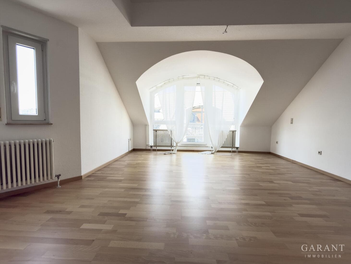 *** Wohntraum in Top-Lage: großzügige 3-Zimmer-Wohnung mit Balkon und Tiefgarage ***
