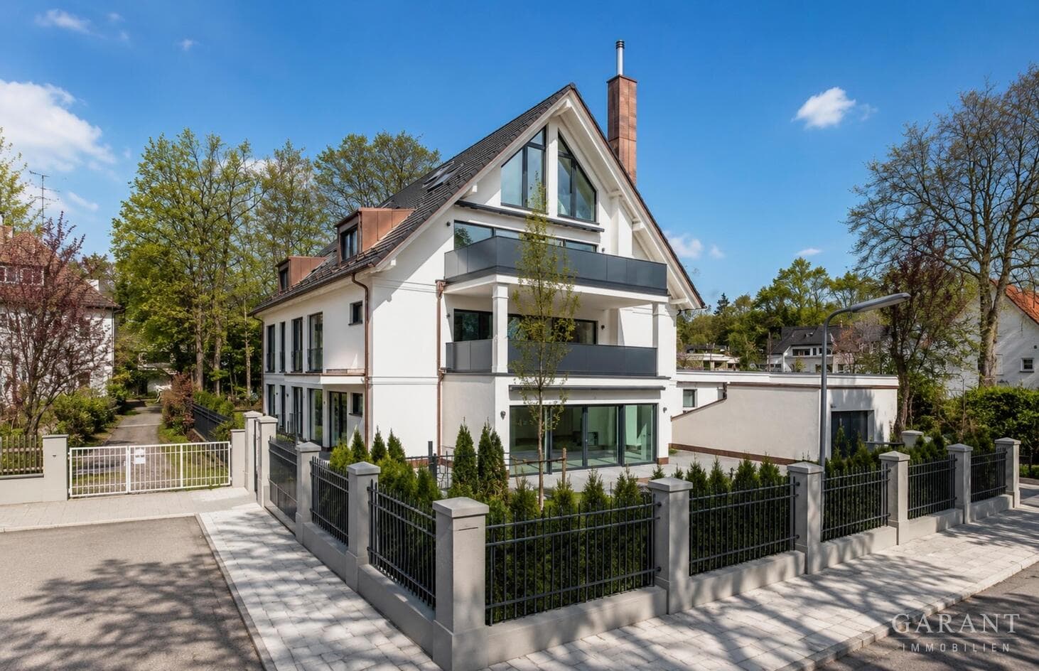 Moderne Gartenwohnung mit außergewöhnlichem Wohnkomfort und privater Wohlfühloase in Harlaching