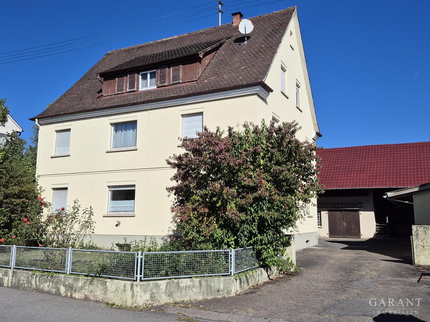 Handwerker-Traum: Großes Mehrfamilienhaus mit Scheune, Garagen, Innenhof und viel Platz für Ideen!