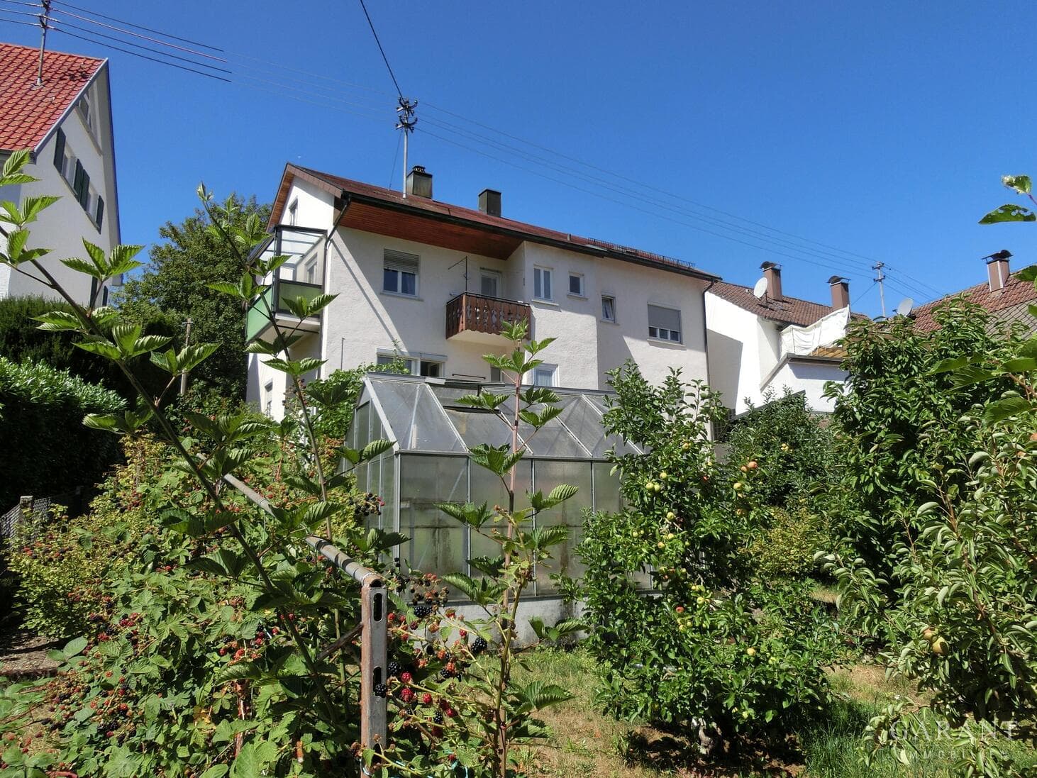 Ihr Familienhaus mit zwei Wohnungen, Garage und großem Gartengrundstück!