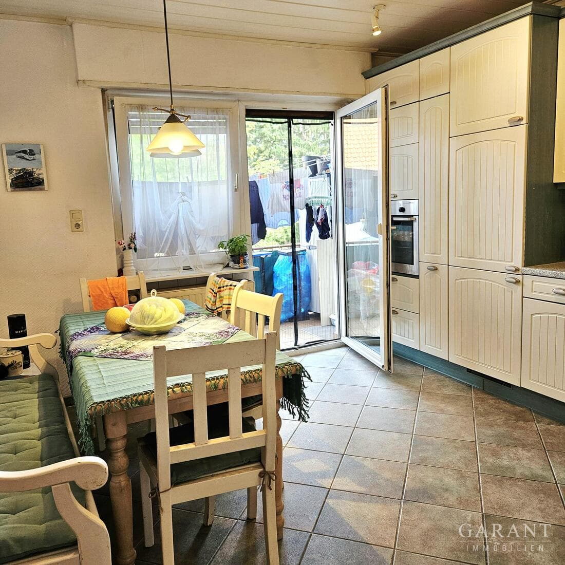 * 4-Zimmer-Wohnung mit Balkon und Stellplatz *