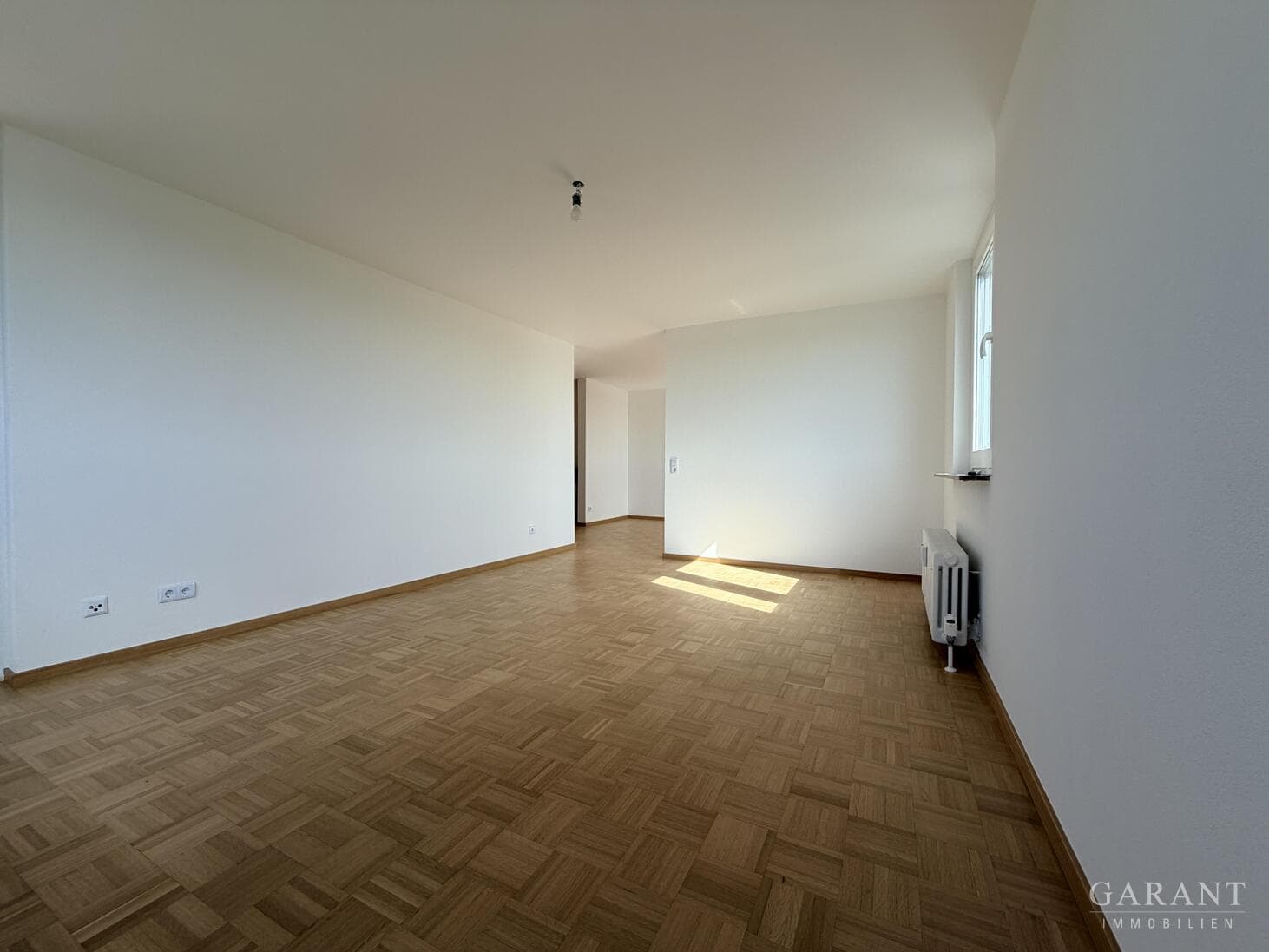 Lichtdurchflutete 3,5 Zimmer-Wohnung mit Balkon, Weitblick und Tiefgaragenstellplatz