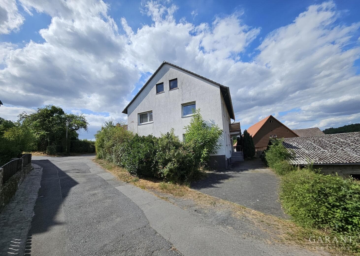 Freistehendes Mehrfamilienhaus in ruhiger Höhenlage - modernisiert, bezugsfrei, ausbaufähig