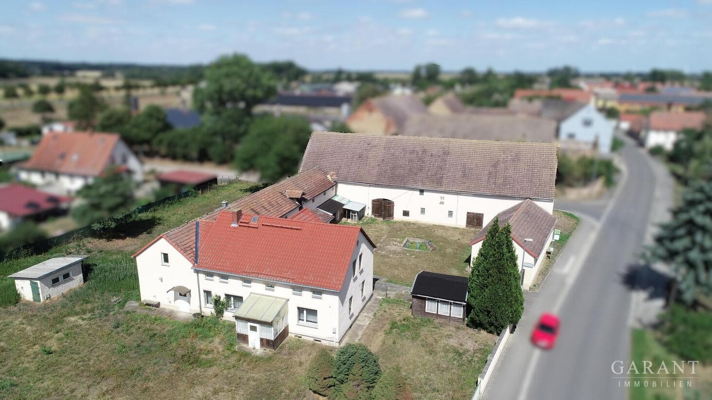 Historischer Dreiseitenhof mit großzügigem Grundstück in ländlicher Lage