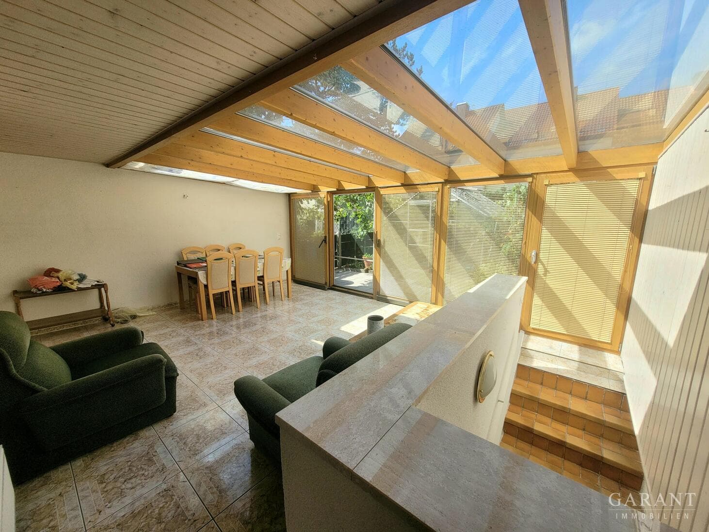 Geräumiges Reihenmittelhaus mit Wintergarten und Kellerabgang - Garage inklusive - sofort frei !
