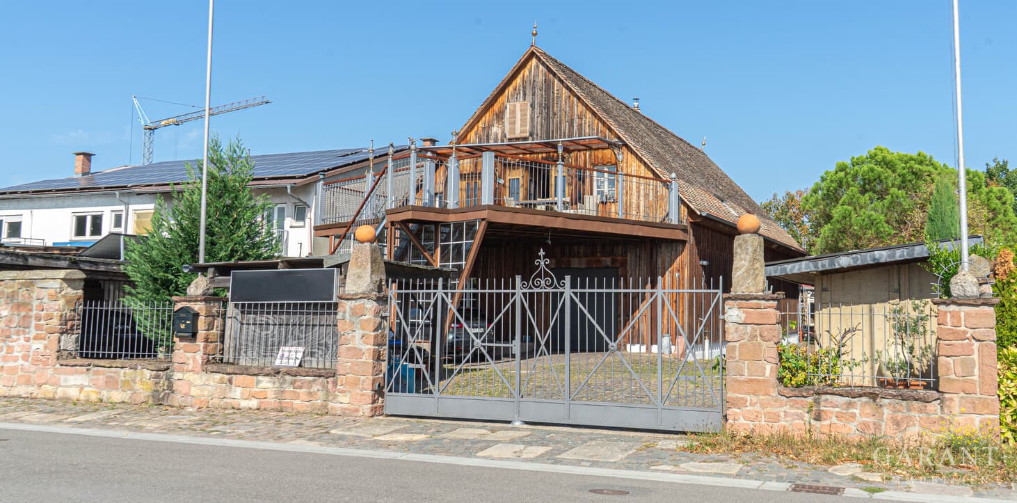 *Repräsentatives Anwesen mit Loft-Wohnung, großzügigen Hallenflächen und historischem Charakter*