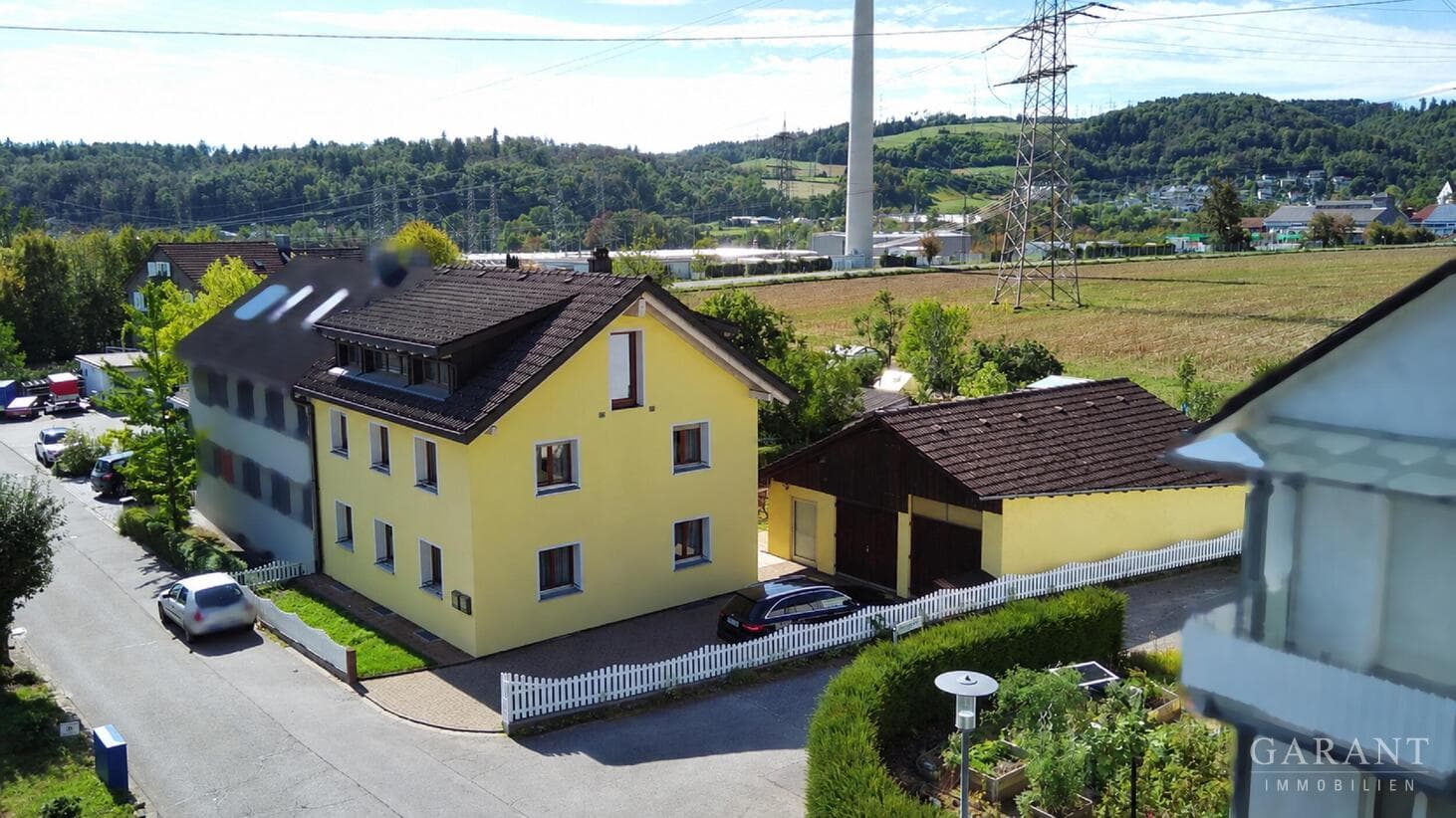Zweifamilienhaus mit großem Garagengebäude in Ortsrandlage von Tiengen!