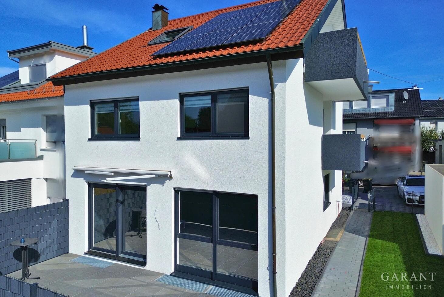 Exklusive Doppelhaushälfte, 2023 kernsaniert, mit Garage