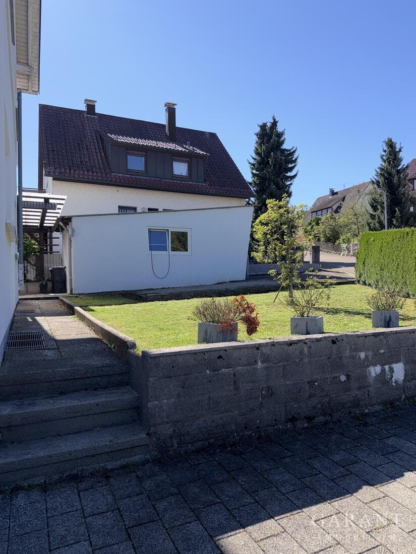 Großzügiges Zweifamilienhaus mit PV-Anlage, moderner Haustechnik und herrlichem Hohenstaufenblick